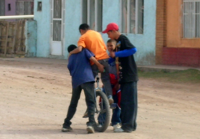 allende kids with MUni001.JPG